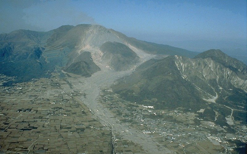 Datei:Unzen pyroclastic and lahar deposits.jpg